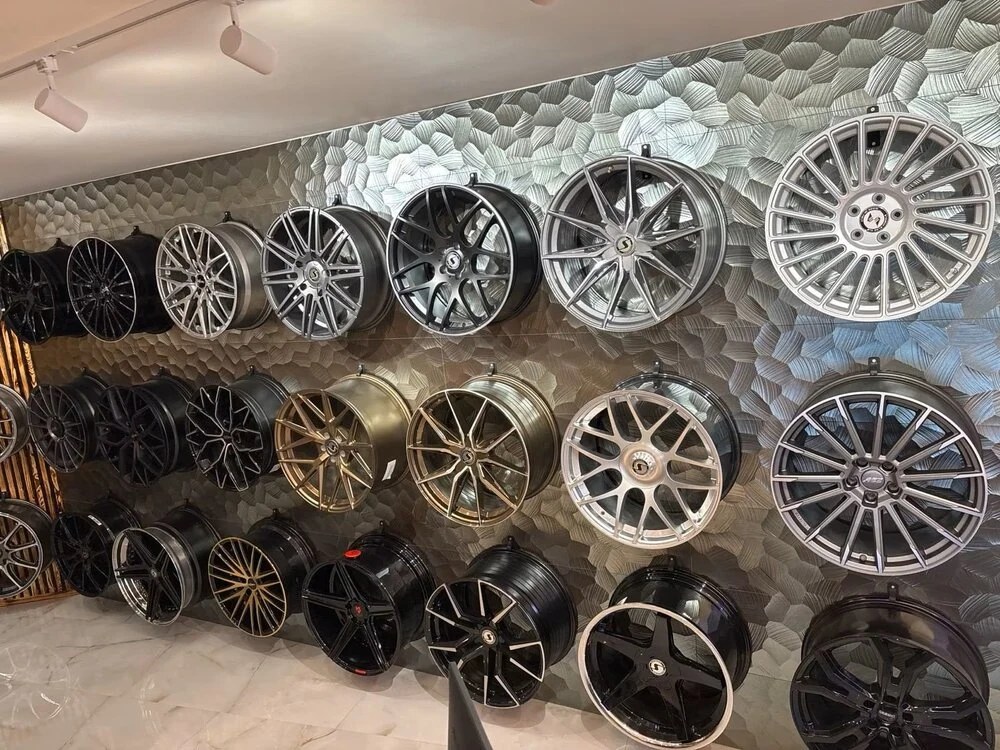 MB-Boxenstopp Showroom Felgenwand